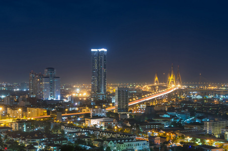 在黄昏的时候可以看到普密蓬国王桥的曼谷市容