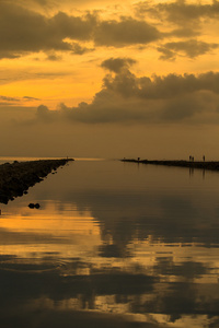 在海上日落。岛帕岸岛，泰国