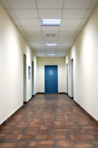 空旷的走廊，在办公大楼