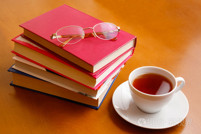 杯茶,眼镜和一摞书