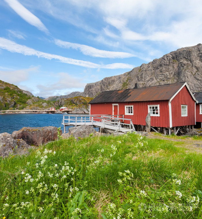 典型的红色挪威木屋就捕鱼小屋村 nusfjord