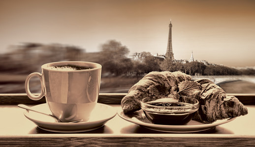 反对在巴黎，法国的埃菲尔铁塔的羊角面包咖啡