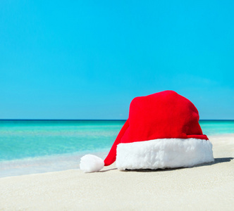 在白色的沙滩，热带海滩上圣诞老人圣诞帽子