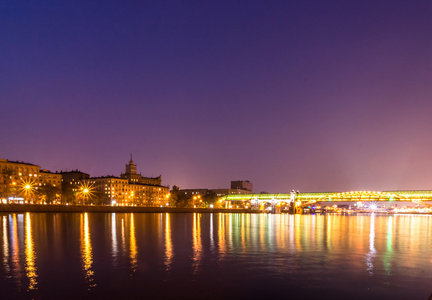 在夜晚的莫斯科河和 Andreevsky 桥大堤