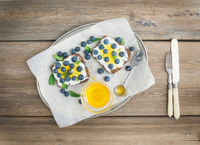 健康早餐与集意大利乳清干酪 新鲜蓝莓，蜂蜜和