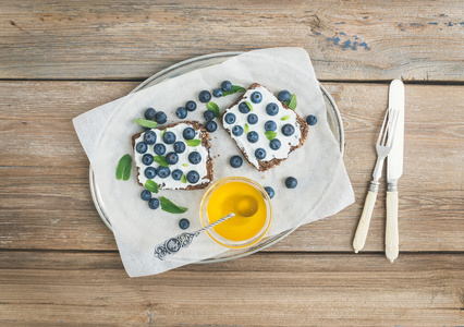 健康早餐与集意大利乳清干酪 新鲜蓝莓，蜂蜜和