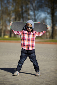 滑板在大街上的小男孩