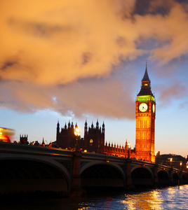 在伦敦，英国著名的大笨钟