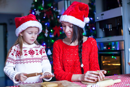 小女孩和妈妈烘烤圣诞姜饼