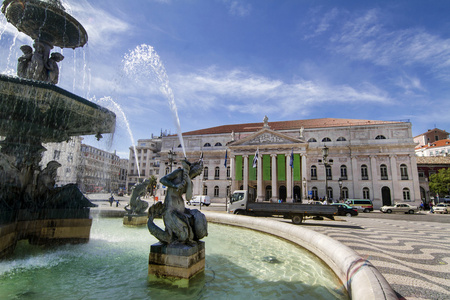 在 Rossio 广场中心喷泉