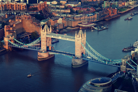 伦敦塔桥在日落的时候从空中俯瞰