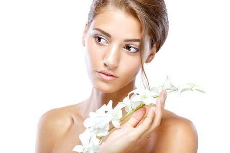 清晰的脸自然的年轻女子弥补了她的头发在明亮的背景上的白花