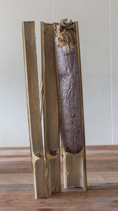 糯米烤在竹节木制的桌子上图片