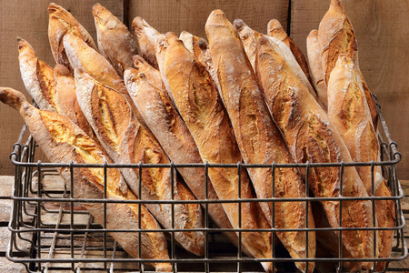 法国长棍面包在面包店里的金属篮子里