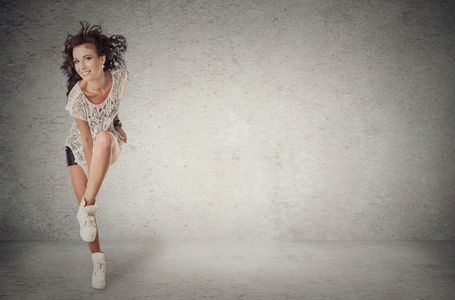女舞者是常设展示嘻哈移动的姿势