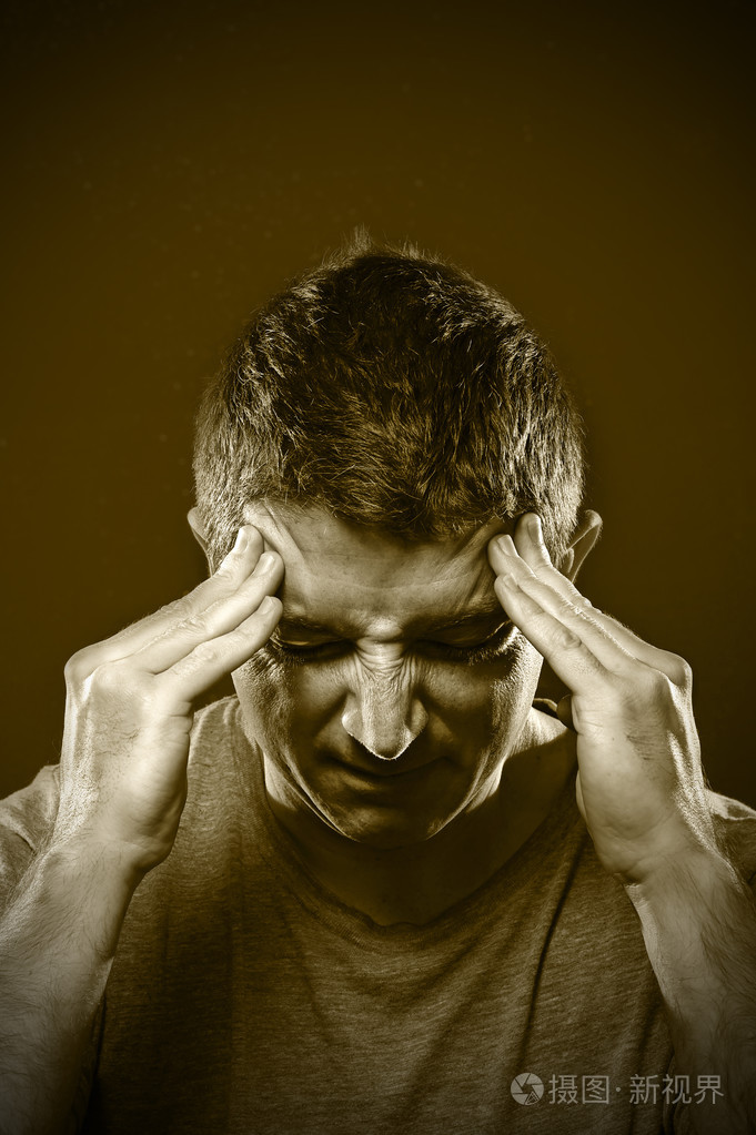 男子患偏头痛和头痛在绝望的痛苦感觉病以手上的节奏