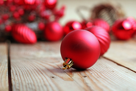圣诞装饰品与红球