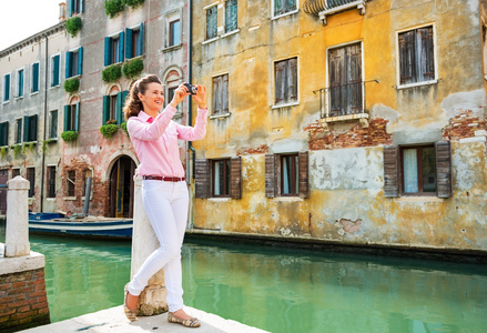 满长的幸福的年轻女人拍照在威尼斯的画像