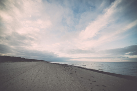 波罗的海海滩秋天云与波走向荒芜的沙丘