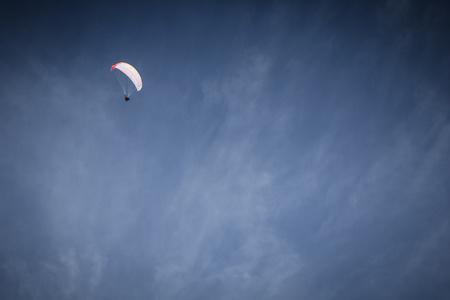 滑翔伞在蓝蓝的天空中翱翔