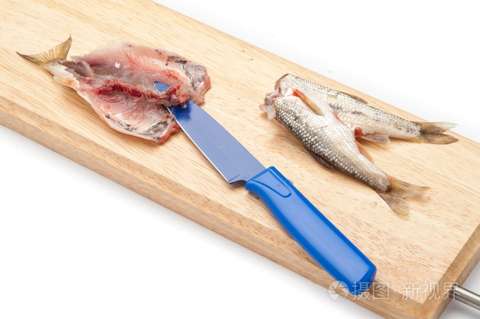 鱼片用小刀在砧板上的鱼