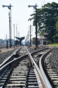 铁路或铁路轨道为火车运输的