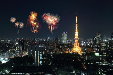 烟花在晚上庆祝在东京城市景观