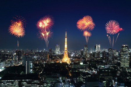 烟花在晚上庆祝在东京城市景观