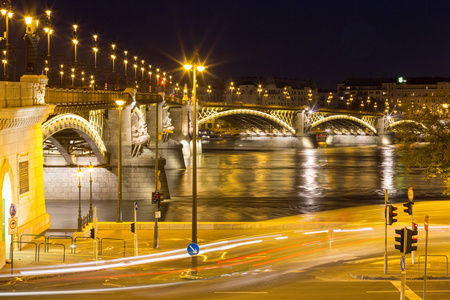玛格丽特桥在布达佩斯到晚上