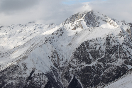 美丽的景色山滑雪场 Dombay