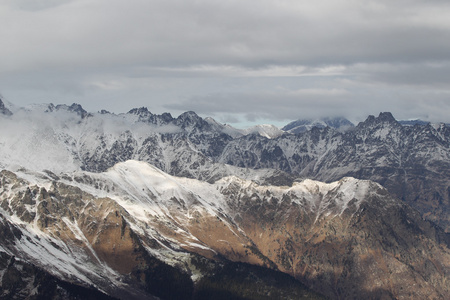 美丽的景色山滑雪场 Dombay