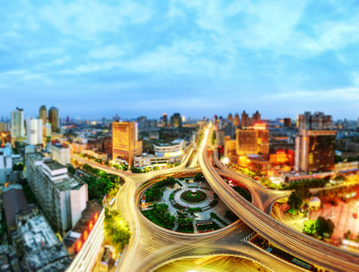 中国上海的桥梁及城市的夜景图片