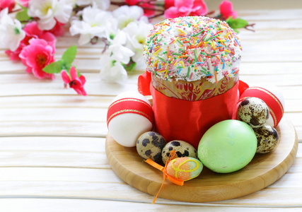 复活节蛋糕的蜜饯糖衣和彩色的复活节鸡蛋乡村风格