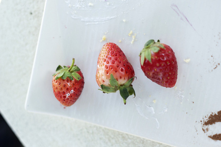 一盘新鲜草莓水果