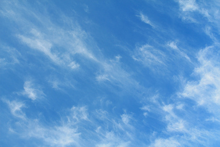 蓝蓝的天空中的云
