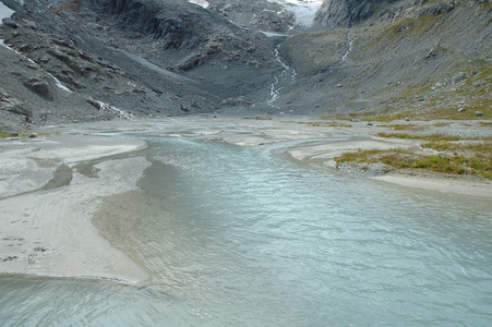 鳃在附近在瑞士的阿尔卑斯山冰川谷