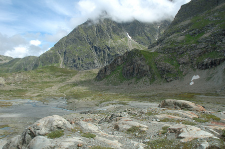 岩谷附近在瑞士的阿尔卑斯山冰川