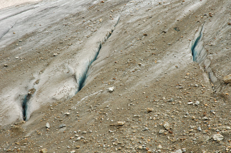 在瑞士的阿尔卑斯山冰川裂缝