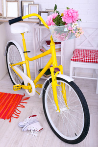 在宽敞明亮的房间里的黄色复古自行车