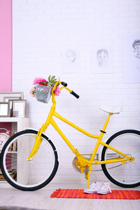 在宽敞明亮的房间里的黄色复古自行车