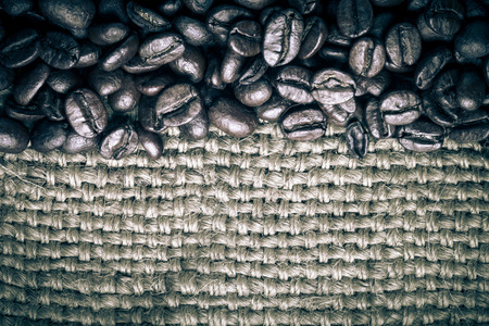 咖啡豆麻布背景上。有色