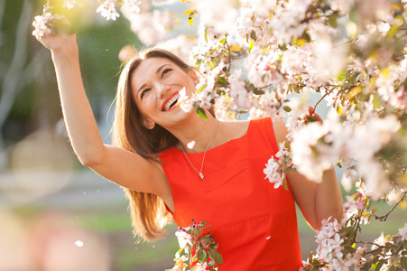 美丽微笑的女人，与春天的花朵