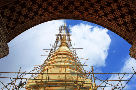 重建的金色佛塔