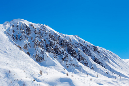 峡谷和滑雪的痕迹