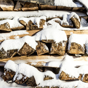 一堆被砍碎的木头堆在冬天