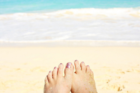 在沙滩上的脚趾