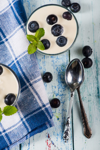 顶视图在蓝莓酸奶与质朴的桌子上