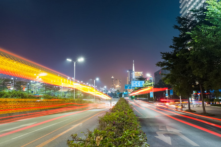 在城市道路上的戏剧性光迹