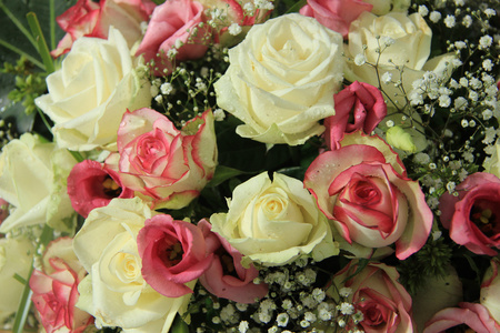 粉色和白色的新娘花束