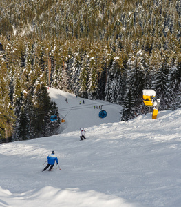 下坡滑雪在阳光灿烂的日子